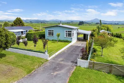 Charming 1960s Kiwi bach in peaceful Karitane, just 5 mins to beach & harbour.