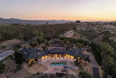 Image de Spacious 7-bedroom Villa in Sd Mountains, Jacuzzi, Pool, Fitness Center, Hiking