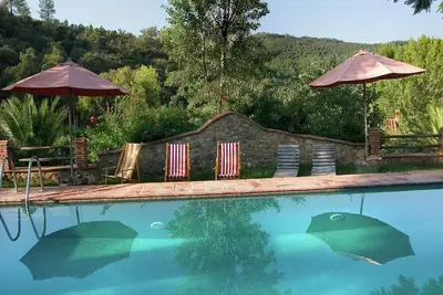 Image de Maison en pierre au bord de la rivière Zoya avec vue sur la vallée