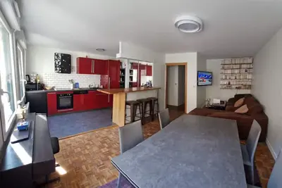 Image de Appartement 50 m² rénové sans vis-à-vis tt équipé emplacement idéal plein centre