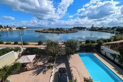 Image de Luxury Villa with central frontview on Historical Carthage Punic Ports