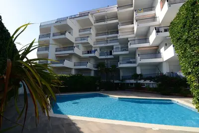 Image de Appartement au Bord de Mer avec Piscine