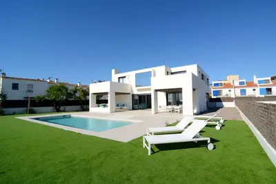 Image de Villa Pinell avec jardin clôturé