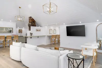 Image de Welcome to the newly appointed Everett Estate: Where Modern Luxury Meets Historic Charm
