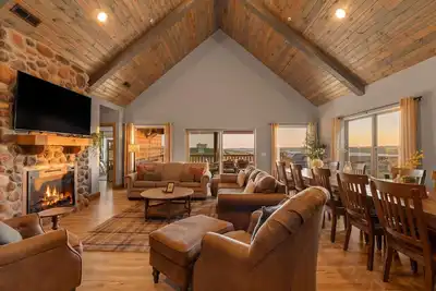 Image de Spacious Lake View Cabin!