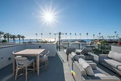Image de *Ocean View Roof Deck! * | Walk to the Beach