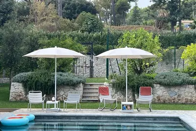 Image de Spacious villa nestled near forest - private tennis court & exclusive amenities