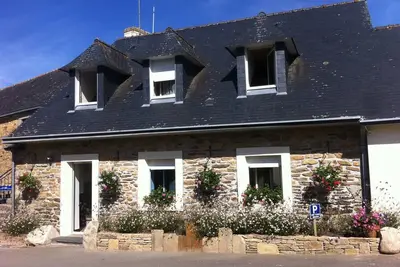 Image de Logement avec piscine proche des plages de sable fin et sentiers de randonnées.