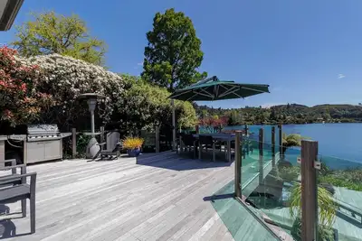 Image de The Bach | Luxury Waterfront Living with Spa Pool