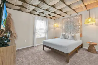 Image de Unique, 7 bed Luxury Disney Escape, Theater & Heated Pool