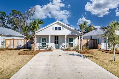 Image de Pet Friendly w/ Fenced Lawn + Heated Private Pool, 2 blocks to Downton Psj