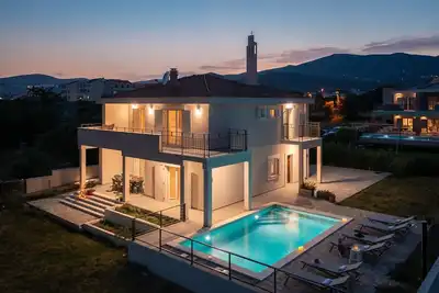 Image de Beachfront villa Pensa with 3 en-suite bedrooms, 4th bedroom with sofa bed, private pool, playground, 6+2 people