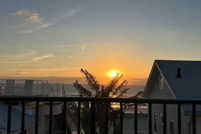 Image de ~New! Ocean View+ Rooftop Deck+ Swimspa+Pool Table +Putting Green- Sleeps 14! ! !