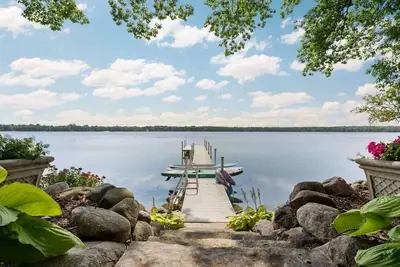 Image de Newly Listed Charming Lake House
