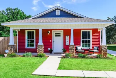 Image de Close to Downtown, Beaches, and Nas!