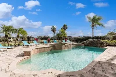 Image de Luxury 6-bedroom golf-view villa with pool, spa, game room 7 miles from Disney!