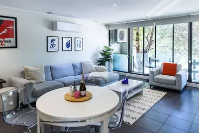 Image de Cleo, Indoor pool and gym. Central location