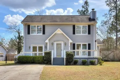 Image de Beautiful home Perfect for the masters, 3 bedrooms and 2. 5 baths! With a Pool! !
