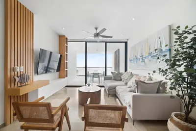 Spacious 4-bedroom beach condo with a gorgeous ocean view [wifi + fitness area]