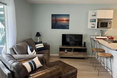 Image de Sicamous Townhouse With Boat Slip. Welcome to the Lake!