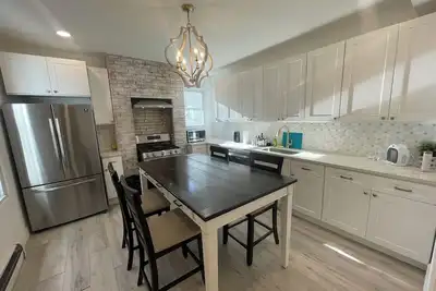 Image de Charming 2-bedroom apartment with Laundry & Backyard next to Manhattan! !