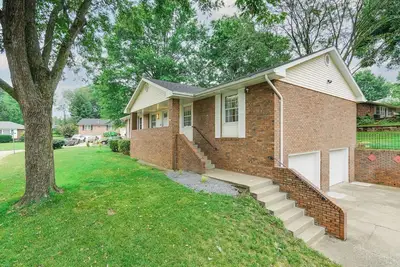 Image de Chic 4-Bdr 3 Ba Home in Safe, Desired Neighborhood 5 Min from State Capitol.