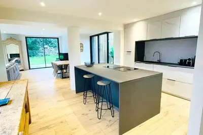 Image de Maison lumineuse et familiale avec jacuzzi