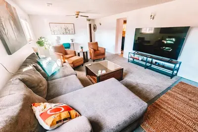 Image de Pet Friendly Gorgeous Large 5 Bdrm Home near all\n\n