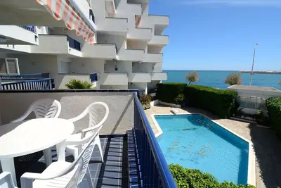 Image de Appartement au Bord de Mer avec Piscine