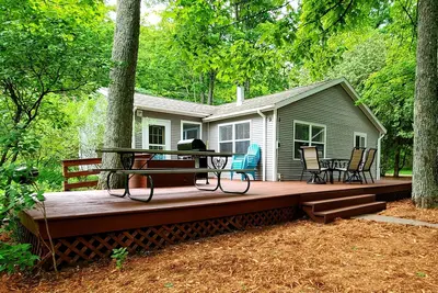 Image de 3br cottage on Se Lake Leelanau with private beach, marina and playground!