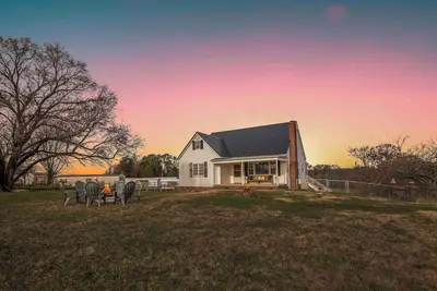 Image de Spacious 1952 4-bedroom farmhouse in charming Maryville with Gameroom