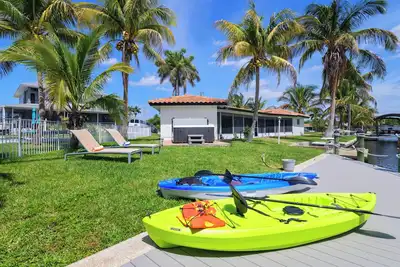 Image de New Waterfront Sale! W/ Hot Tub & Kayaks, Fishing Gears, and Pet Friendly!