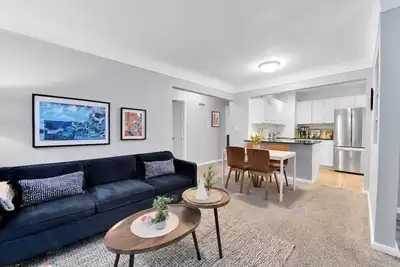 Image de Lovely Home in R. Oak near Birmingham! Gorgeous, pet-friendly, king bed, deck!