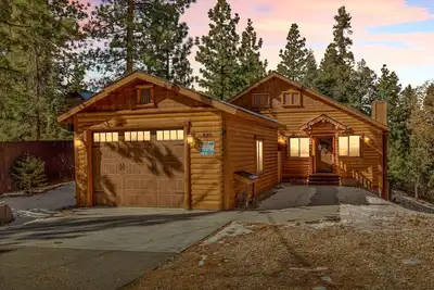 Image de Pinecone Lodge +Hot Tub +Game Room + Mins 2 Slopes