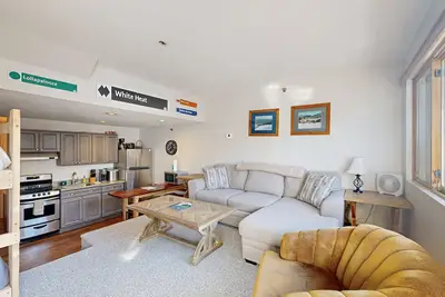 Image de Cozy Studio with Slopeside Access, Pool, Sauna, and Mountain Views