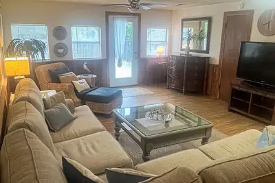 Image de Spacious home with private pool, large kitchen and close to everything!