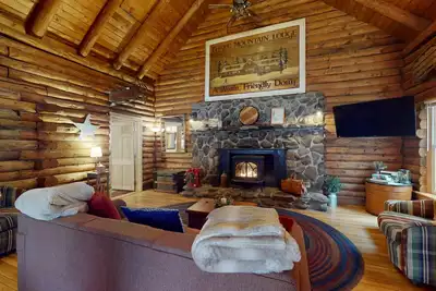 Image de Cozy dog-friendly condo w/ private deck, grill, gas fireplace, firepit, cornhole