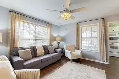 Image de Private retreat with access to community pool & nearby entertainment
