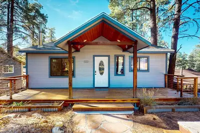 Image de Two-story home with sunroom, large yard, fire pit, & Bbq grill