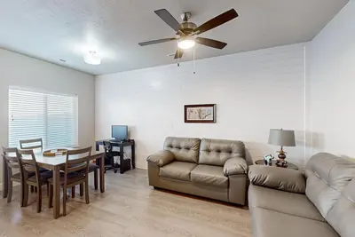 Image de Welcoming end-row townhouse with mtn views, wifi + dog friendly