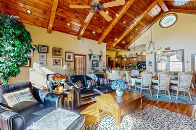 Peaceful 2br retreat with a Full Kitchen, Wifi, and Stunning Views