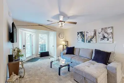 Image de Lakefront condo with views, deck, grill, shared pool & hot tub