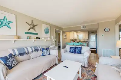 Image de Coastal condo with community pool, close to beach and local attractions