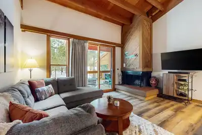 Image de Cozy townhouse with pool access, board games, and fireplace - near skiing