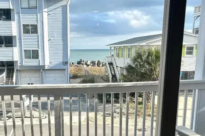 Image de Charming first floor, 2-bedroom condo with ocean views and plenty of space!