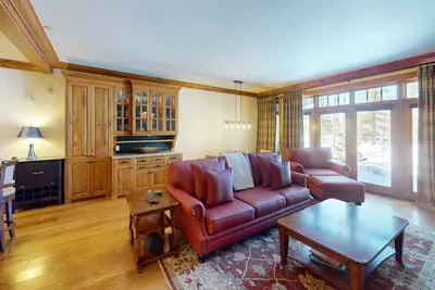 Image de Charming lodge with ski-in/ski-out access, heated pool, hot tubs, and views