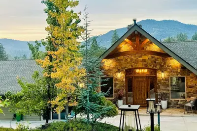 Image de Beautiful home with playground, pond, foosball, & stainless steel appliances
