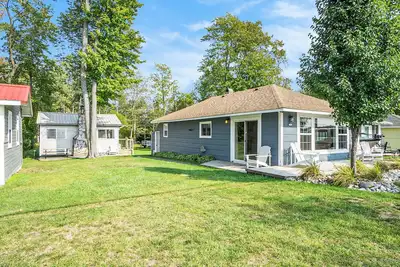 Image de Cottages on 50' of Bear Lake frontage