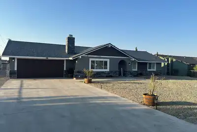 Image de 3-bdrm house in charming Apple Valley w/ WiFi, Ac, encl'd patio, & large yard.