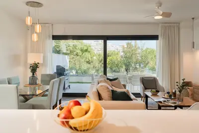 Image de Appartement près de la mer avec grande terrasse et jardin.